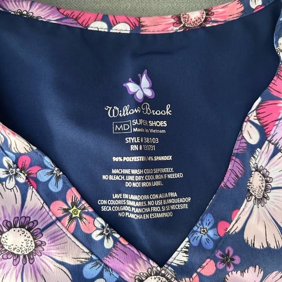 Women’s scrub top bundle - Picture 2 of 4